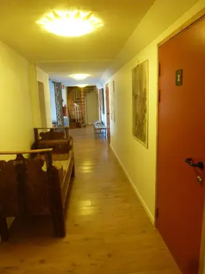 a hallway with a room with at Gjesteheim Havdal in Sundset