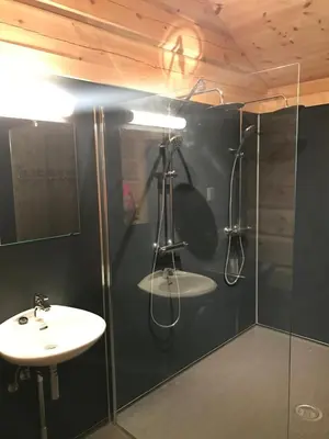 a bathroom with two sinks and a shower at Camp Dronningkrona in Ålvundeid