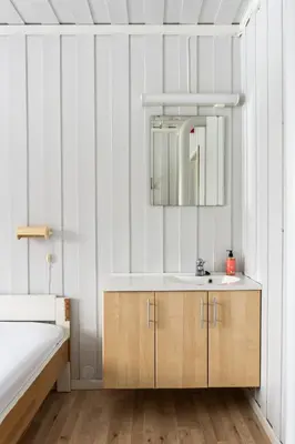 a bathroom with a sink and a mirror at Austbø Hotell in Rauland