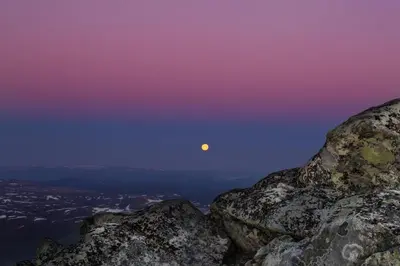 a view of the moon from the top of a mountain at Lyngmo Hytter in Hafslo
