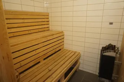 a wooden bench in a bathroom with a trash can at Totakbu in Rauland