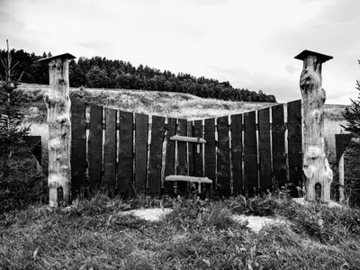 a black and white photo of a wooden fence at Ivaregga Vinterstua in Tolga