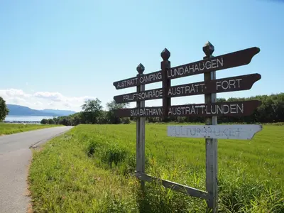 a street sign on the side of a road at Kårstua - Austrått Agroturisme in Austrått