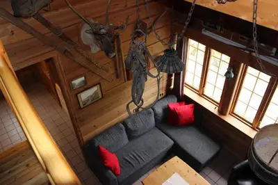 an overhead view of a living room with a couch and red pillows at Røldalstunet Overnatting in Røldal