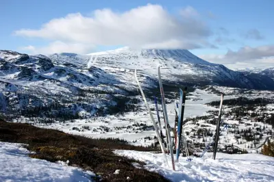a group of skis standing on top of a mountain at Kvitåvatn Fjellstue in Gaustablikk