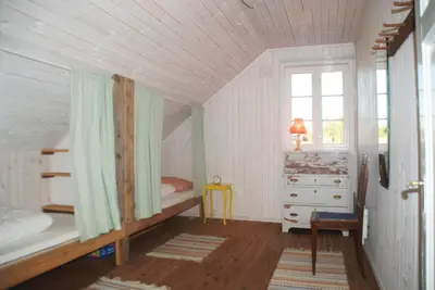 a bedroom with two bunk beds and a window at Drengestua på Flagstad Østre in Hamar