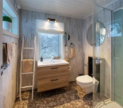 a bathroom with a toilet and a sink and a shower at Hardanger Panorama Lodge in Ulvik