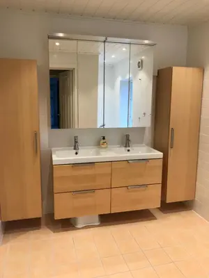 a bathroom with a sink and a mirror at Landlig idyll med fjordutsikt in Valsøybotn