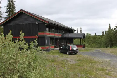 a black car parked in front of a building at Bergfosshytta in Ron