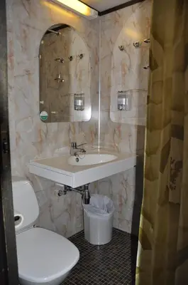 a bathroom with a sink and a toilet at Rødungstøl Høyfjellshotell in Rødungstøl