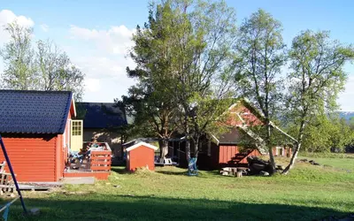 a group of small houses in a yard at Bustad Hyttetun in Skåbu