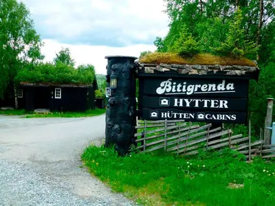 a sign on the side of a road at Bitigrenda N in Beitostøl