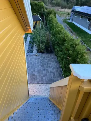 an overhead view of a backyard with a fence and a garden at Sandvik Garasjeloft in Vossevangen