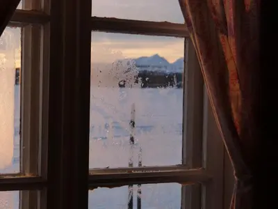 a window with a view of a snow covered yard at Vestre Sorken Feriegard in Drevsjø