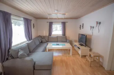 a living room with a couch and a table at Fjelltun 12-Sengs in Trysil