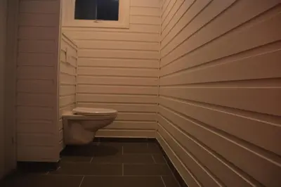 a bathroom with a toilet and a window at Haugo Utleige Lodge in Vossevangen