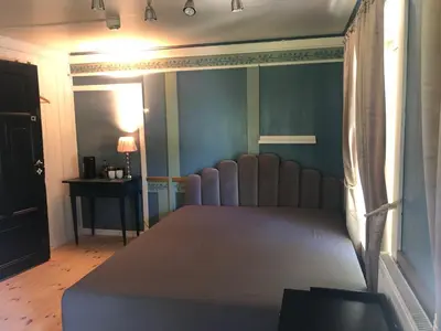 a bedroom with a large bed in a room at Grønset Skysstasjon in Vinjeøra