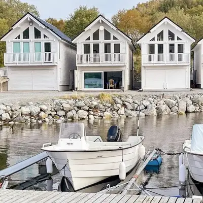 10 person holiday home in Brattvåg