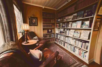 a library with book shelves filled with books at Geilo Mountain Lodge in Geilo