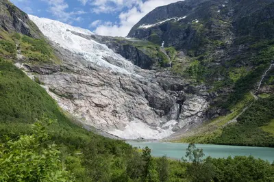 a mountain with a lake in front of it at Timblalodgen in Sogndal