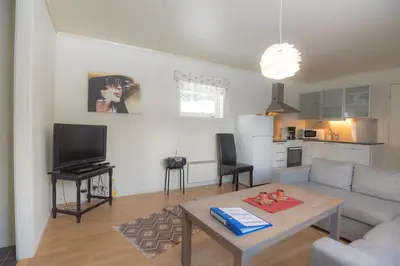 a living room with a couch and a table at Fjelltun 6-sengs in Trysil