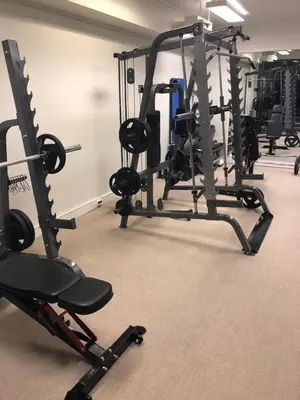a gym with several treadmills and a treadmill at Hotell Koselig in Kyrksæterøra