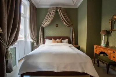 a bedroom with a bed and a window at Hotel Union Øye in Øye