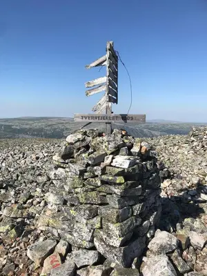a cross on top of a dry stone wall at Lillebjørn in Trysil