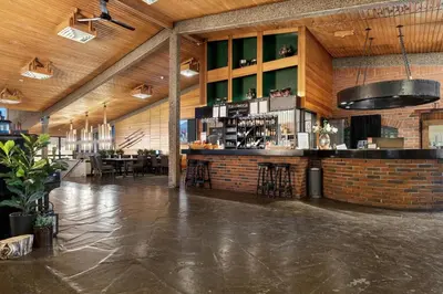 a large room with a bar in a restaurant at Spåtind Fjellhotell in Nord Torpa