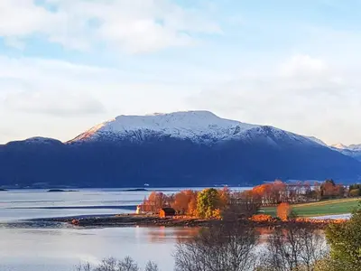 a view of a lake with a mountain in the background at Cozy Cottage Retreat in Trend-By Traum in Frei