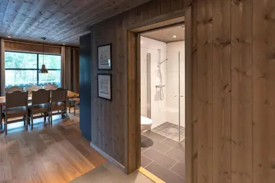 a dining room with a table and a bathroom at Trysiltunet 16b in Trysil