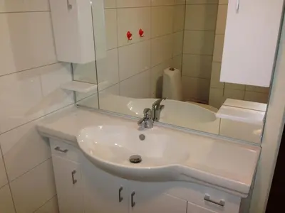 a bathroom with a sink and a mirror at Tysnes Sjø og Fritid in Uggdalseidet
