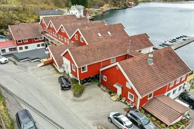 an overhead view of a row of houses with cars parked at Tysnes Sjø og Fritid in Uggdalseidet