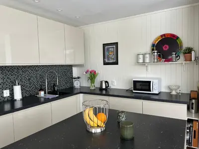 a kitchen with a bowl of fruit on a counter at Moderne hytte in Gjøvik