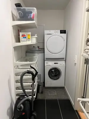 a small laundry room with a washer and dryer at Moderne hytte in Gjøvik
