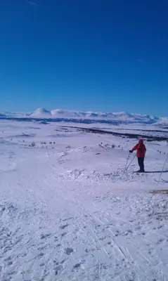 a person is cross country skiing in the snow at Valdres Naturlegvis in Fagernes