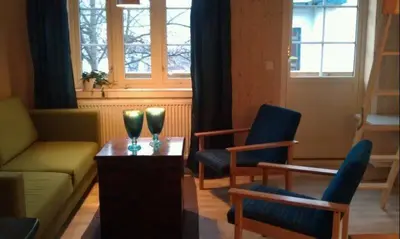 a living room with two chairs and a coffee table at Valdres Naturlegvis in Fagernes