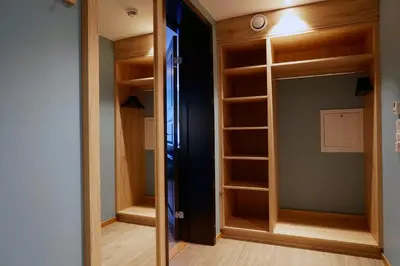 a room with a closet with wooden shelves at Skeikampen Servicesenter in Svingvoll