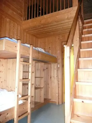 a room with two bunk beds and a staircase at Jønndalen Høyfjellseter in Uvdal