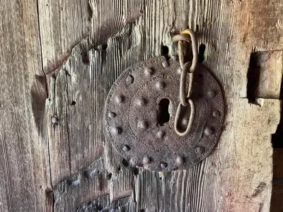 an old metal door knocker on a wooden door at Sevletunet B&B and Cabins in Rødberg