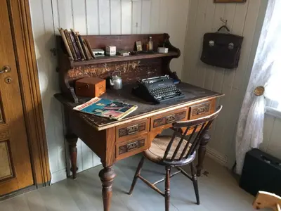 an old fashioned desk with a telephone on it at Strømnes - Oldefars gjestehus Inderøy in Straumen