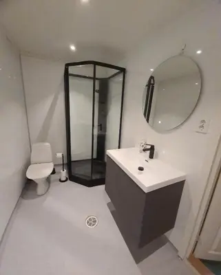 a bathroom with a sink and a mirror and a toilet at Bellahuset in Sæbø