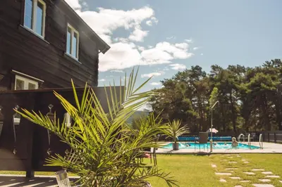 a house with a yard with a swimming pool at Toftemo Turiststasjon in Dovre