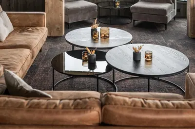 a living room with couches and tables and couches at Øyna Kulturlandskapshotell in Straumen