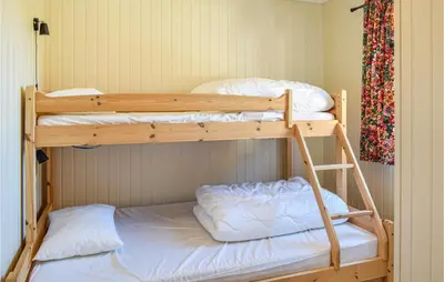 two bunk beds in a small room withthritisthritisthritisbestosbestosbestosbestosbestos at Leil Nr 32 in Sjusjøen