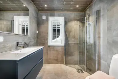 a bathroom with a shower and a sink at Villa Budor - 60 min fra OSL - Jaccuzzi - 4 soverom in Nordset