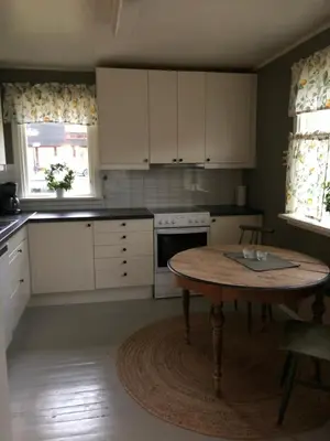 a kitchen with a table in the middle of it at Sjarmerende overnatting sentralt i Vest-Telemark in Høydalsmo