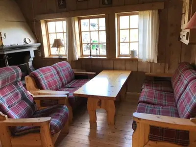 a living room with couches and a wooden table at Besseggen Fjellpark AS in Maurvangen