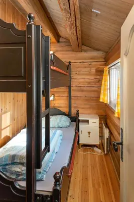 a bedroom with bunk beds in a log cabin at Besseggen Fjellpark AS in Maurvangen