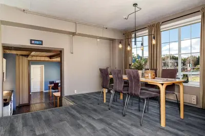 a dining room with a table and chairs at Fossheim Lodge - arealeffektiv minileilighet in Torset